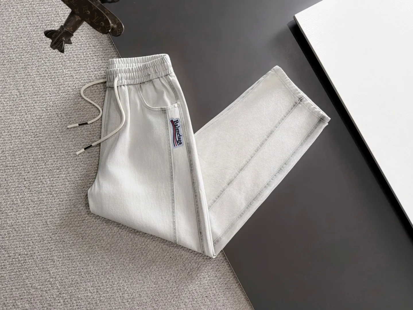 Balenciaga Fall/Winter 2026 New Arrival elastic casual pants are shipped the next day. The custom-made fabric at the counter has a high degree of comfort, impeccable details, and the design concept of the brand elements reflects high quality. The hand feels delicate and soft! Casual cuts and awesome upper body! Sizes: S-3XL